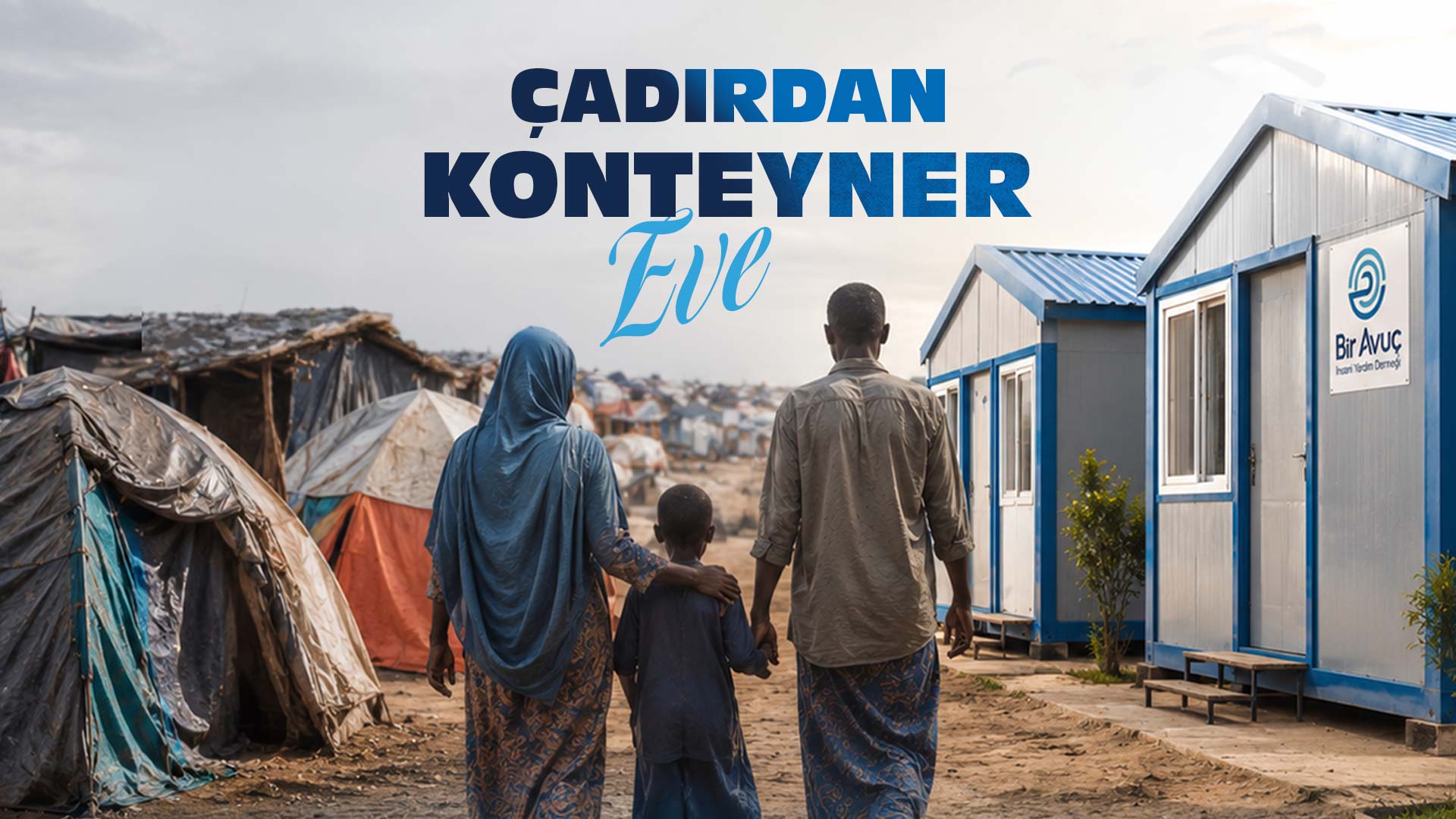 Mogadişu'da bir aile, çadırlardan konteynır evlere doğru yürüyor